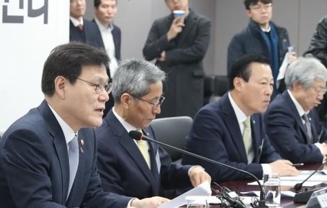 최종구 금융위원장(왼쪽)이 25일 서울정부청사에서 열린 '금융혁신을 위한