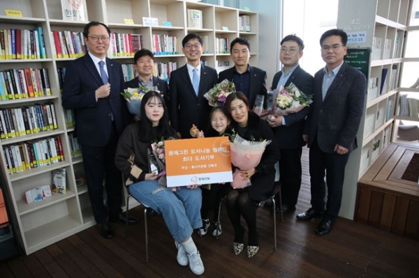 (첫번째줄 오른쪽 첫번째)대상 수상자 양소원 씨, (왼쪽 첫번째가)우수상 수상자 박주혜 씨, (두번째줄 왼쪽 세번째)이윤식 한화건설 경영지원실장은 '2018 꿈에그린 도서나눔 캠페인' 수상 기념촬영을 하고 있다. l 한화건설
