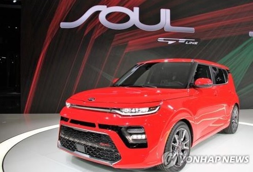 기아자동차가 지난해 11월 미국 캘리포니아 로스앤젤레스 컨벤션센터에서 열린 LA 오토쇼에서 '쏘울' 신형 모델을 세계 최초로 공개하고 있다. ㅣ현대기아차
