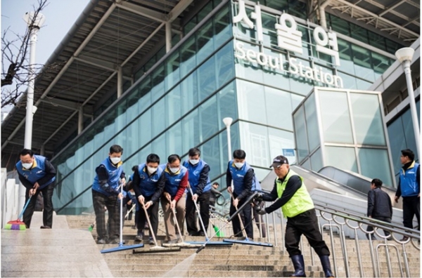 코레일 직원들이 4일 서울역 광장에서 물청소를 시행하고 있다. l 코레일