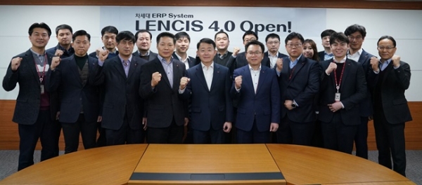 하석주 롯데건설 대표이사(중앙)을 비롯한 직원들이 LENCIS 4.0 시스템 오픈 기념촬영을 하고 있다. l 롯데건설