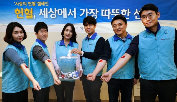 18일 서울 성동구 성수동 신세계푸드 본사에서 임직원들이 사랑의 헌혈 캠페인에 참여하고 있다. 사진= 신세계푸드.
