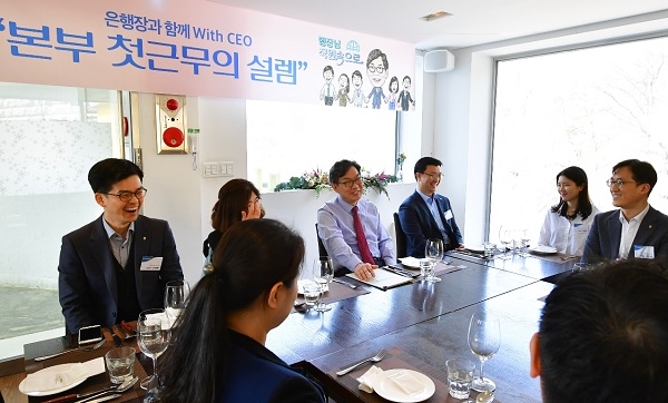이대훈 NH농협은행장(왼쪽 세 번째)과 직원들이 지난 29일 서울시 부암동 인근 식당에서 식사를 하고 있다./사진제공=NH농협은행