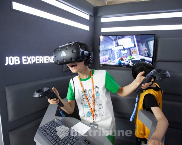 티움 모바일 VR 기술을 통해 체험 하고 있는 학생