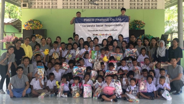 태국 POSCO-SouthAsia 임직원들이 인근지역 반농송 초등학교에 스틸차광막과 양호실을 설치하고, 어린이들에게 선물을 나눠준 후 기념촬영을 하고 있다.ㅣ사진=포스코