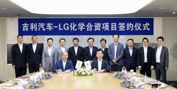 지리 자동차 펑칭펑 부총재(왼쪽)와 LG화학 김종현 사장(오른쪽)이 전기차 배터리 합작법인 계약을 체결하고 있다.ㅣ사진=LG화학