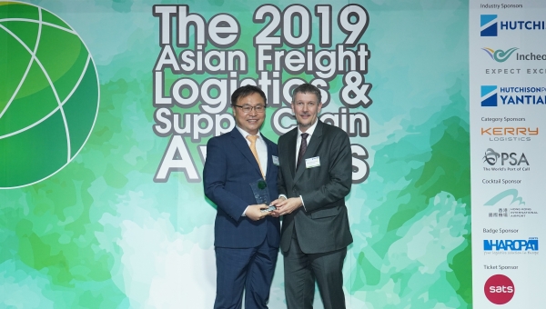 현지시각 17일 저녁(한국시각 17일 저녁) 홍콩 아시아 소사이어티 홍콩센터에서 열린 “2019 아시아 화물 ‧ 물류 어워즈(Asia Freight, Logistics And Supply chain Awards)”에서 인천공항공사 박용남 물류마케팅팀장(사진 왼쪽)이 “아시아 최고 화물공항상” 수상 후 시상식 관계자 크히스토프 쉐이후와 기념촬영을 하고 있다.┃인천국제공항공사
