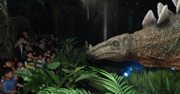 어린이들이 가장 큰 초식공룡인 스테고사우루스를 가까이서 만나고 있다. 사진=롯데쇼핑.