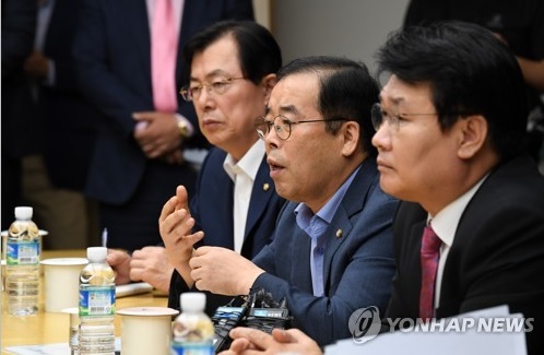 자유한국당 박성중의원(가운데)