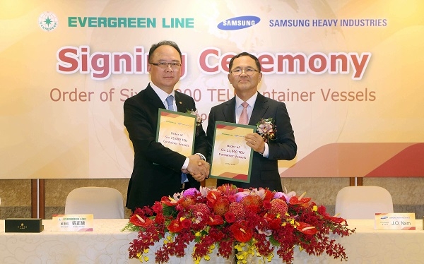 삼성중공업 남준우 사장이 에버그린 앵커 창(Anchor Chang) 회장(왼쪽)과 계약서 서명 후 악수를 하고 있는 모습.ㅣ사진=삼성중공업