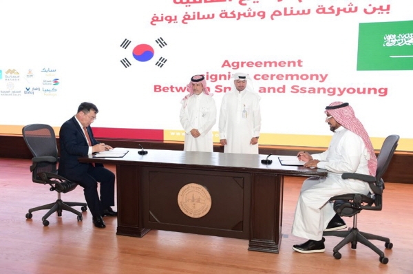 쌍용자동차 예병태 대표이사(사진 왼쪽)와 SNAM社의 파드 알도히시(Dr. Fahd S Aldohish) 대표 이사가 계약서에 서명하고 있다.ㅣ사진=쌍용차