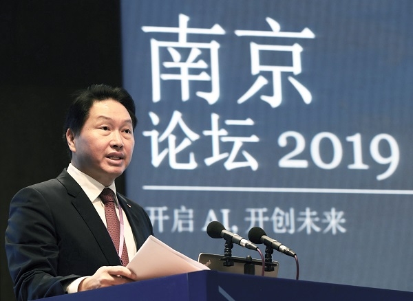 최태원 SK회장이 23일 중국 장쑤성 난징대학교에서 열린 '2019 난징포럼'에서 개막연설을 하고 있다.ㅣ사진=SK