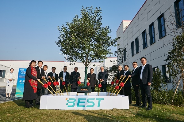 SK이노베이션이 중국 장쑤성 창저우시에 첫 글로벌 배터리 셀 생산 공장 ‘BEST’ 준공식을 5일 가졌다. SK이노베이션 김준 총괄사장(오른쪽에서 다섯번째)이 준공 기념 식수를 하고 있다.ㅣ사진=SK이노베이션