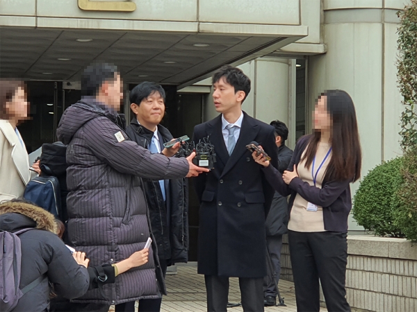 재판이 끝난 후 취재진의 질문에 답변하는 박재욱 VCNC 대표