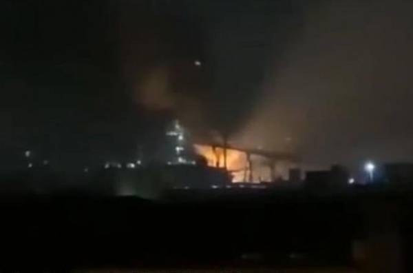 불길 솟아오르는 상하이 바오강 제철소 고로. 사진=중국 웨이보 캡처