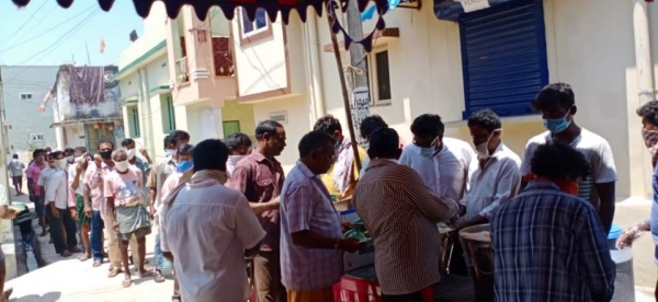 지난 14일 인도 비사카파트남에서 LG폴리머스 현지 지원단이 피해 지역 주민에게 음식을 제공하고 있다./사진=LG화학