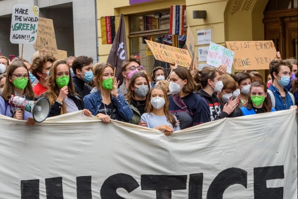 독일 베를린에서 그레타 툰베리를 포함한 청소년들이 기후정의를 외치고 있다 | 출처: triplepundit