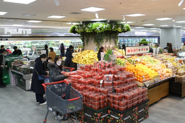 롯데마트 제타플렉스 잠실점 과일 코너에서 소비자들이 과일을 살펴보고 있다. ㅣ사진=롯데마트 제공