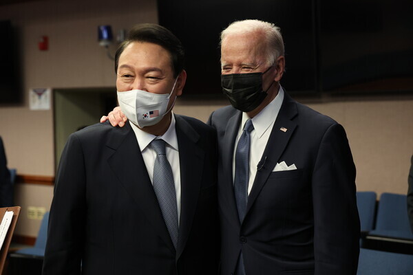 윤석열(왼쪽) 대통령과 조 바이든 미국 대통령이 지난 22일 오후 오산 미 공군기지의 항공우주작전본부(KAOC)를 방문해 기념 촬영을 하고 있다.ㅣ대통령실
