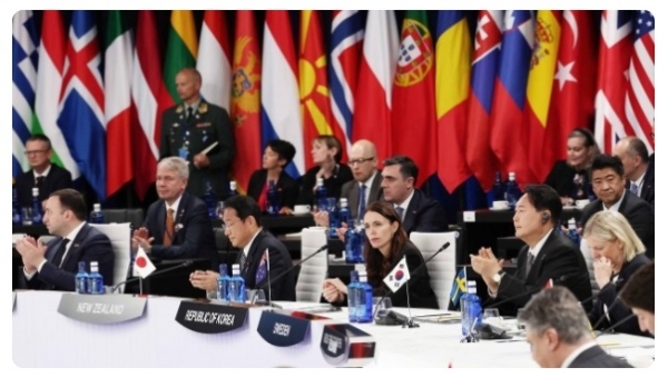 윤석열 대통령이 29일 스페인 마드리드 이페마(IFEMA) 컨벤션센터에서 열린 북대서양조약기구((NATO·나토) 동맹국·파트너국 정상회의에서 박수를 치고 있다. ㅣ 뉴스1