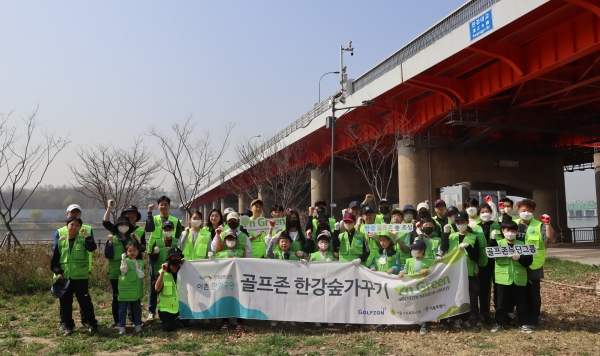 골프존뉴딘그룹(회장 김영찬)은 41(토), 서울시 용산 이촌 한강공원 ‘한강숲’ 조성을 위해 임직원 가족과 함께하는 ‘On Green’(온그린) 캠페인을 진행하며 ESG 경영을 실천했다.ㅣ골프존뉴딘그룹