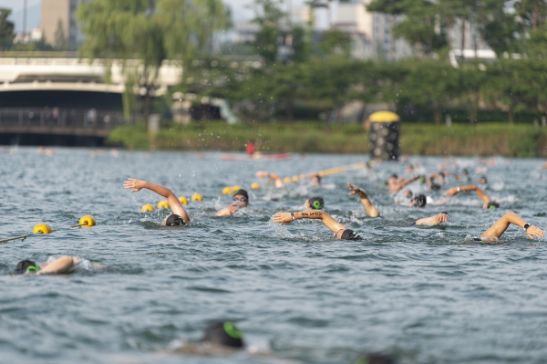 2022 롯데 아쿠아슬론 참가자들이 맑아진 석촌호수에서 수영하고 있다.ㅣ롯데물산