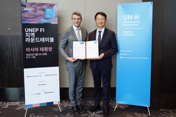 UNEP FI의 아시아태평양 지역 회의에 참석한 에릭 어셔(Eric Usher) UNEP FI 대표와 김신 SK증권 사장 기념 사진 (왼쪽부터)