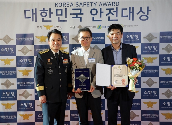 지난 2일 대한민국 안전대상에서 국무총리상을 수상한 SK스페셜티(좌로부터 남화영 소방청장, SK스페셜티 이규원 사장, 최진석 SHE실장)ㅣSK스페셜티