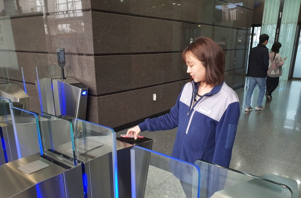 포스코이앤씨 직원이 모바일 사원증으로 인천 송도 사옥을 출입하고 있다.ㅣ포스코이앤씨