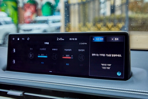 카투홈(Car-To-Home) 기능으로 차량에서 세대의 IoT를 제어하는 모습ㅣ현대오토에버