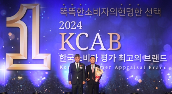 (왼쪽부터) 유창조 심사위원장, KGGI자산운용 김병철 대표이사 부회장 | KCGI자산운용