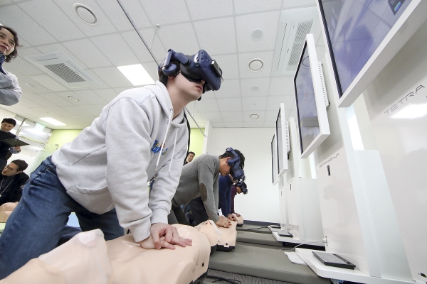 KT CPR 사내교육 담당자들이 가상현실(VR)을 활용한 심폐소생술(CPR) 교육을 받고 있는 모습 ㅣ KT