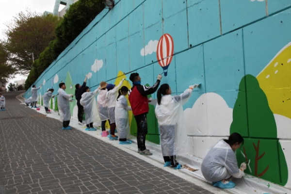 메리츠증권 '참사랑 봉사단' 소속 임직원이 가족들과 함께 서울의 한 초등학교에서 벽화그리기 봉사활동을 펼치고 있다. ㅣ 메리츠증권